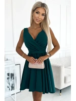 Dámské šaty v lahvově zelené barvě s delší zadní výstřihem a páskem model 18914370 - numoco Dámské šaty v lahvově zelené barvě s delší zadní výstřihem a páskem model 18914370 - numoco