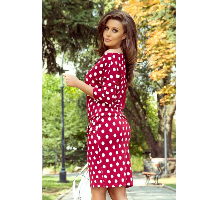 Dámske športové šaty v bordovej farbe s bodkami, zaväzovaním a kapsičkami 13-111