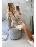 Šaty s kravatou ve světle béžové barvě Šaty s kravatou ve světle béžové barvě