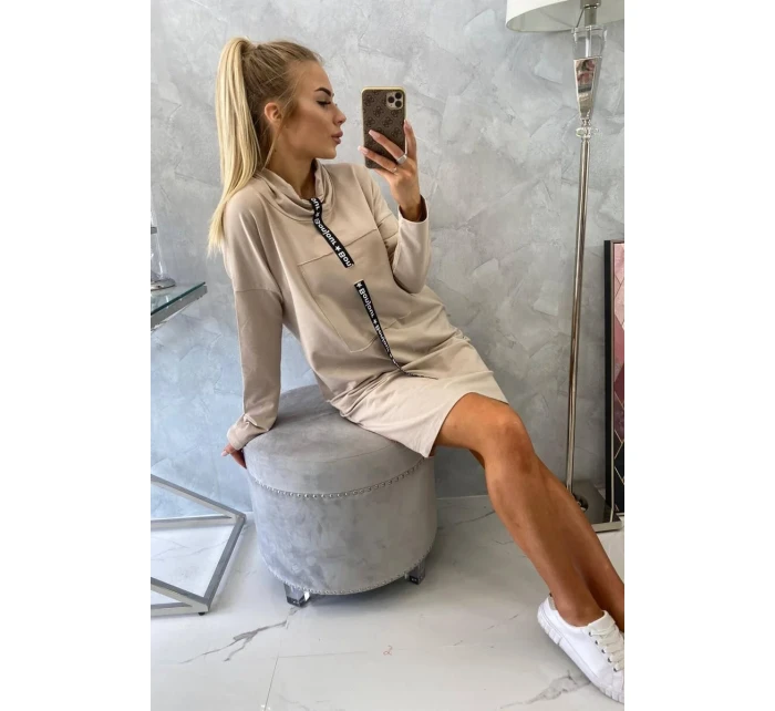 Šaty s kravatou ve světle béžové barvě Šaty s kravatou ve světle béžové barvě