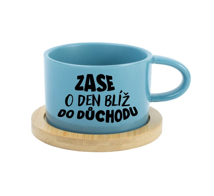 ZASE O DEN BLÍŽ DO DŮCHODU - modrý hrníček makronka 200 ml