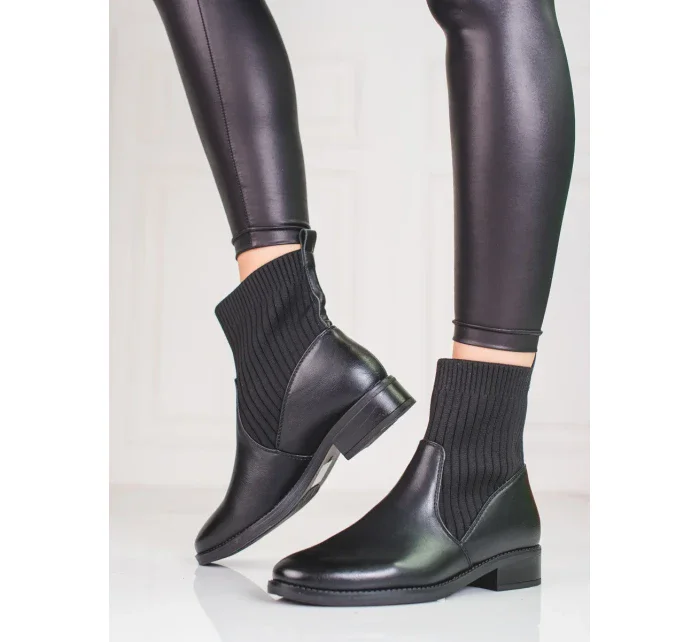 Výborné černé kotníčkové boty dámské na plochém podpatku Výborné černé kotníčkové boty dámské na plochém podpatku