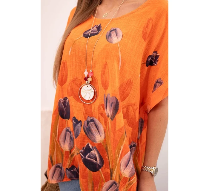 Dámske bavlnené tričko s oranžovým kvetinovým vzorom Dámske bavlnené tričko s oranžovým kvetinovým vzorom