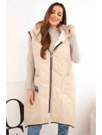 Dámska prešívaná vesta s kapucňou a zipsom pre plnoštíhle tmavobéžová