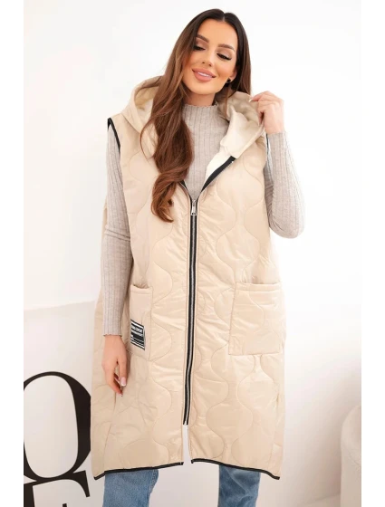Dámska prešívaná vesta s kapucňou a zipsom pre plnoštíhle tmavobéžová