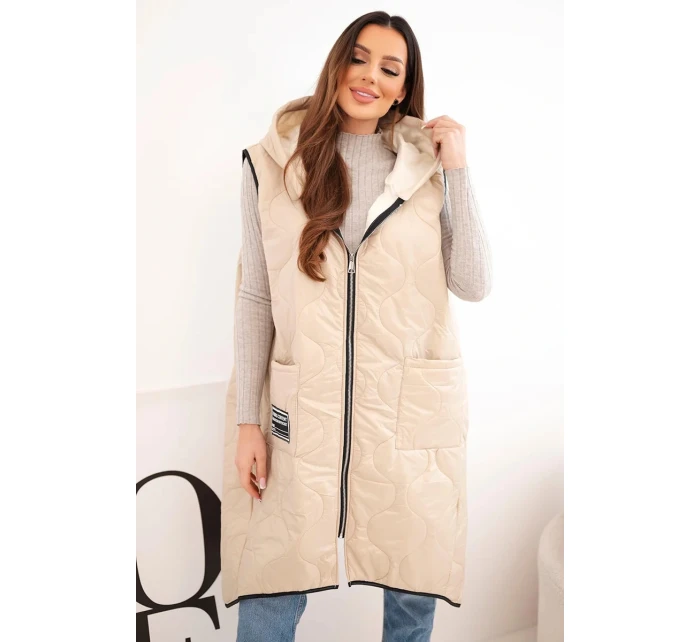 Dámska prešívaná vesta s kapucňou a zipsom pre plnoštíhle tmavobéžová
