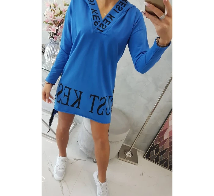 model 18745364 modré šaty s kapucí a potiskem - K-Fashion model 18745364 modré šaty s kapucí a potiskem - K-Fashion