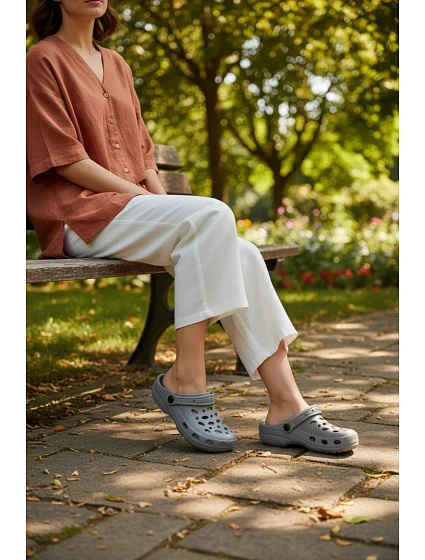 Dámské šedé pěnové pantofle s model 22275307 - Boto