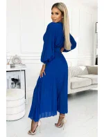 KLARA Dámské plisované šaty v chrpové barvě s výstřihem a opaskem model 18399723 - numoco basic KLARA Dámské plisované šaty v chrpové barvě s výstřihem a opaskem model 18399723 - numoco basic