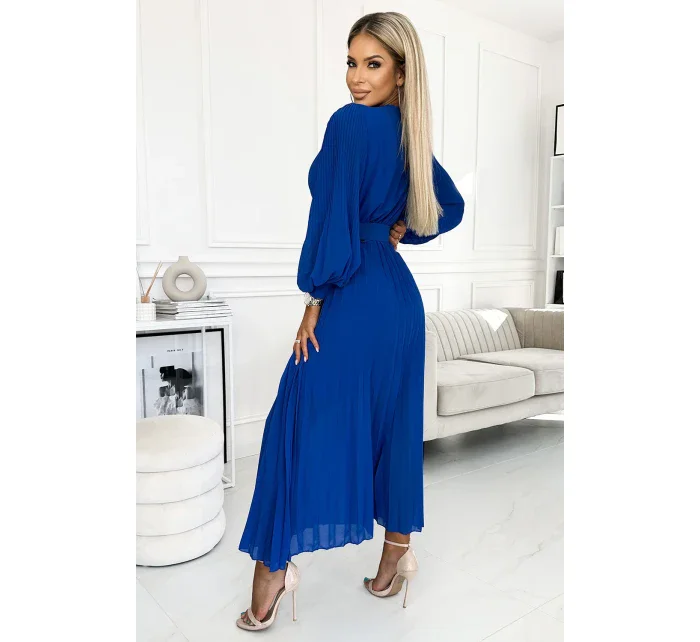 KLARA Dámské plisované šaty v chrpové barvě s výstřihem a opaskem model 18399723 - numoco basic KLARA Dámské plisované šaty v chrpové barvě s výstřihem a opaskem model 18399723 - numoco basic