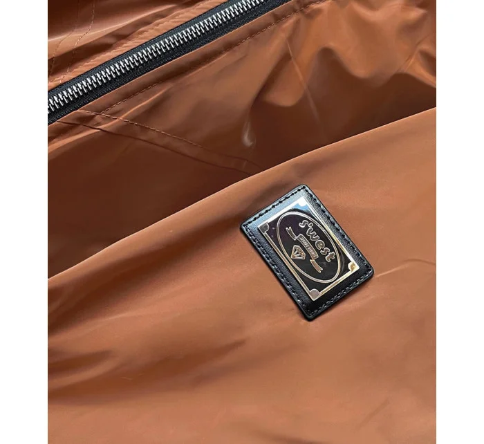 Dámska bunda v karamelovej farbe s kapucňou (B8105-12)