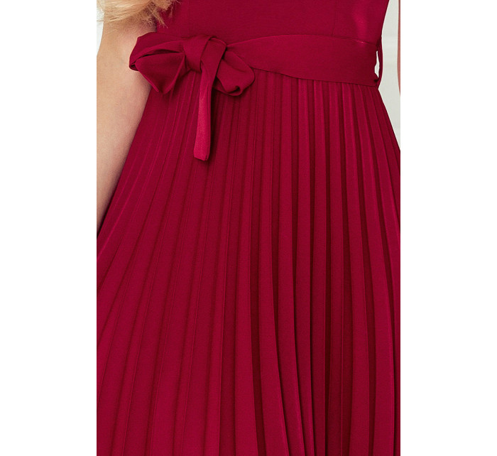 LILA Dámské plisované šaty v bordó barvě s krátkými rukávy model 17294936 - numoco