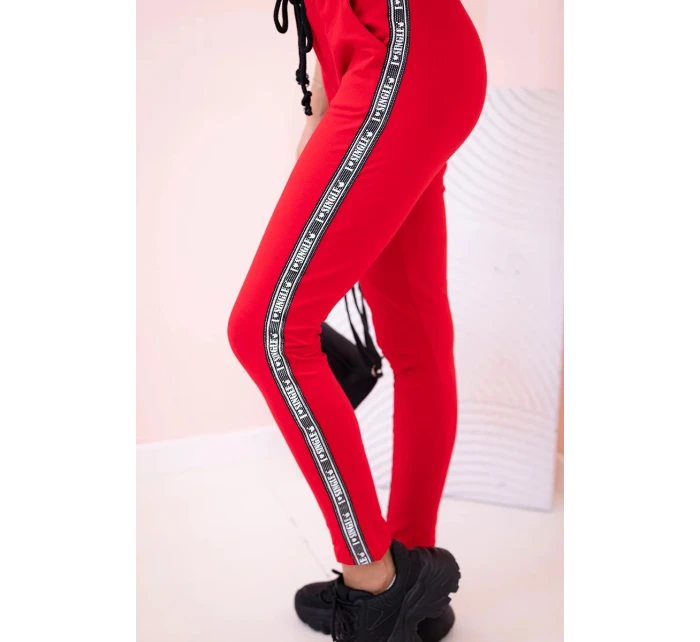 Dámske tepláky s opaskom a šnúrkou na stiahnutie červené