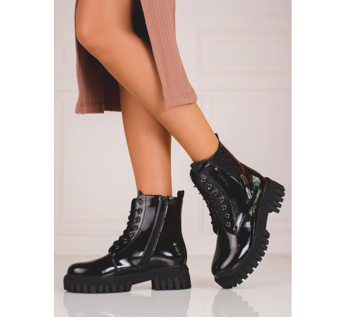Originálne dámske čierne členkové topánky na plochom podpätku