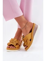 Skórzane Klapki Damskie Na Koturnie Z Ozdobnym Kwiatem Artiker 52C0504 Żółte