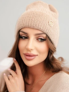 Dámská zimní čepice model 21441752 s ozdobným knoflíkem světle camelová - K-Fashion