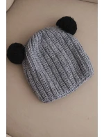 Dámská zimní pletená čepice s bambulí model 21817787 tmavě šedá - K-Fashion Dámská zimní pletená čepice s bambulí model 21817787 tmavě šedá - K-Fashion