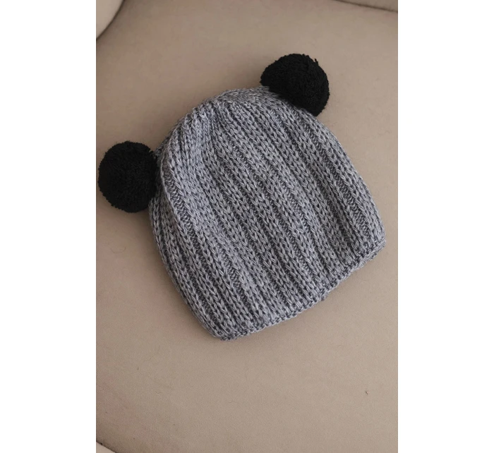 Dámská zimní pletená čepice s bambulí model 21817787 tmavě šedá - K-Fashion Dámská zimní pletená čepice s bambulí model 21817787 tmavě šedá - K-Fashion