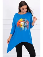Oversize halenka s potiskem model 18743434 rtů chrpově modrá - K-Fashion Oversize halenka s potiskem model 18743434 rtů chrpově modrá - K-Fashion