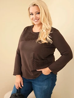 Dámská bavlněná mikina Plus Size s model 22363458 a kapsou hnědá - K-Fashion