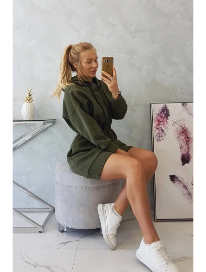 Dámské šaty s kapucí Khaki zelená model 21859212 - Kesi Dámské šaty s kapucí Khaki zelená model 21859212 - Kesi