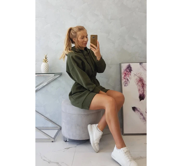 Dámske šaty s kapucňou 68470 Khaki zelená - K-Fashion Dámske šaty s kapucňou 68470 Khaki zelená - K-Fashion