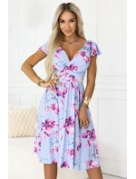 425-14 MATILDE Blinkered midi šaty s obálkovým výstrihom a krátkymi rukávmi - modré s ružovými kvetmi 425-14 MATILDE Blinkered midi šaty s obálkovým výstrihom a krátkymi rukávmi - modré s ružovými kvetmi