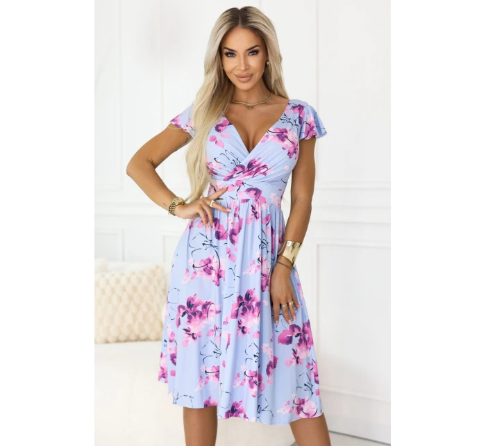 425-14 MATILDE Blinkered midi šaty s obálkovým výstrihom a krátkymi rukávmi - modré s ružovými kvetmi 425-14 MATILDE Blinkered midi šaty s obálkovým výstrihom a krátkymi rukávmi - modré s ružovými kvetmi
