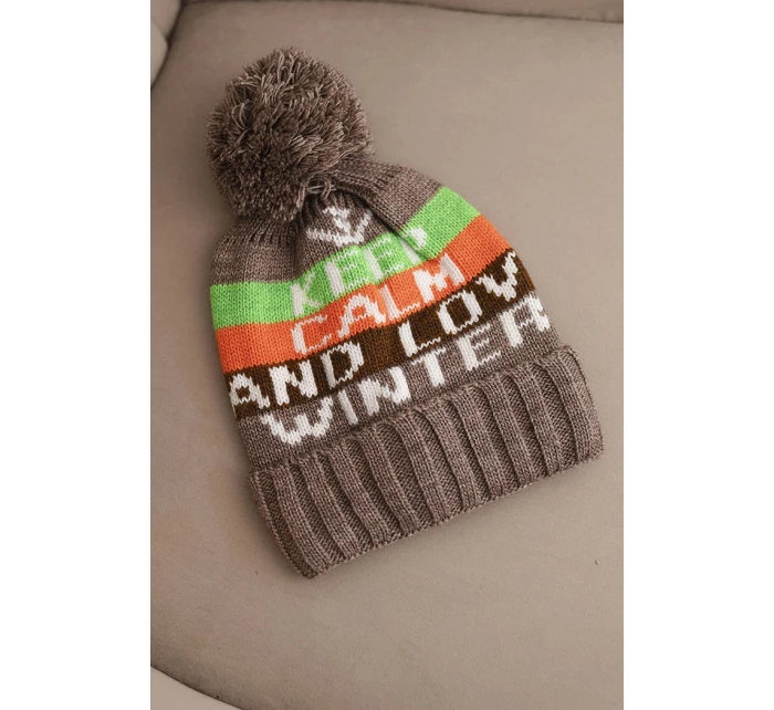 Dámska zimná čiapka s vlnou a nápisom s veľkou bambulou K422 cappuccino Dámska zimná čiapka s vlnou a nápisom s veľkou bambulou K422 cappuccino
