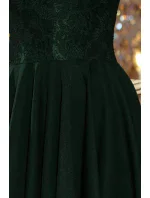 Tmavě zelené dámské šaty s delším zadním dílem a krajkovým výstřihem model 6839184 - numoco