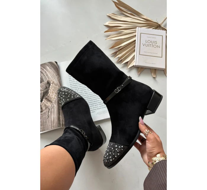 Botki Damskie Na Niskim Obcasie Ze Zdobieniem I Paskiem D&A MR52-165 Czarne