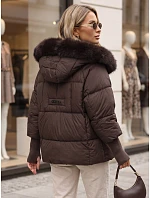 Pikowana kurtka damska zimowa z futerkiem brązowa model 22371734 - FashionStreet Pikowana kurtka damska zimowa z futerkiem brązowa model 22371734 - FashionStreet