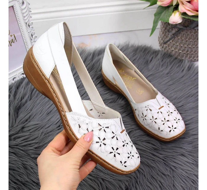 W bílá kožená polobotka model 22050397 - Rieker