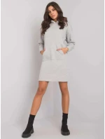 Dámské zateplené šaty s kapsou model 17034368 SUBLEVEL - FPrice Dámské zateplené šaty s kapsou model 17034368 SUBLEVEL - FPrice