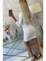 Priliehavé šaty s výstrihom bielej