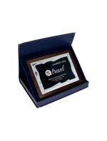 Plastový diplom s vygravírovaným kovovým štítkom + puzdro