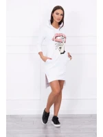 Šaty s dlhším chrbtom a farebnou potlačou bielej farby