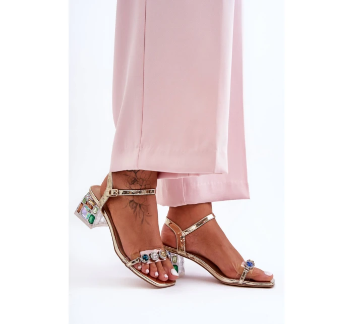 Sandále na podpätku model 225139 Vykročte štýlovo