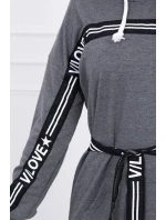 Šaty zdobené páskou grafitové barvy Šaty zdobené páskou grafitové barvy