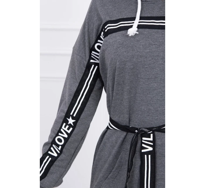 Šaty zdobené páskou grafitové barvy Šaty zdobené páskou grafitové barvy