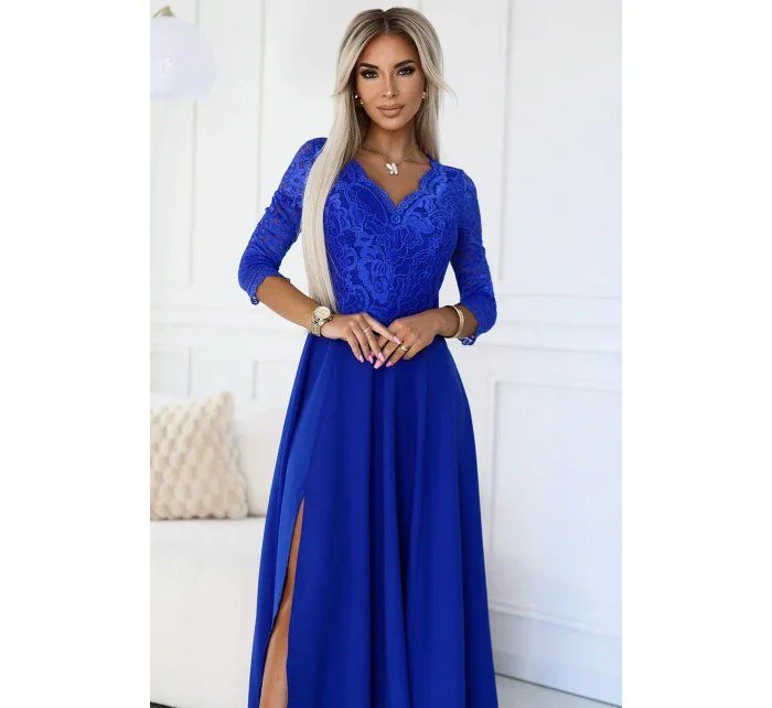 AMBER Elegantní dlouhé dámské krajkové šaty v chrpové barvě s výstřihem model 20651176 - numoco