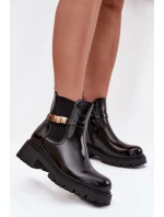 Dámske zateplené lakované členkové topánky na podpätku s ozdobným remienkom - čierne Vivessa Dámske zateplené lakované členkové topánky na podpätku s ozdobným remienkom - čierne Vivessa