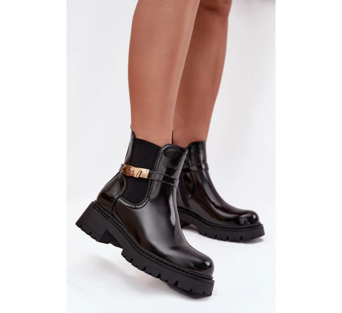 Dámske zateplené lakované členkové topánky na podpätku s ozdobným remienkom - čierne Vivessa Dámske zateplené lakované členkové topánky na podpätku s ozdobným remienkom - čierne Vivessa
