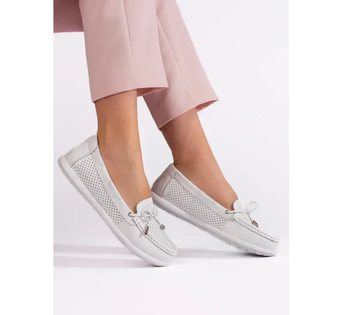 Moderné dámske biele mokasíny bez podpätku Moderné dámske biele mokasíny bez podpätku