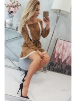 Šaty s otevřenými rameny a krajkou camel