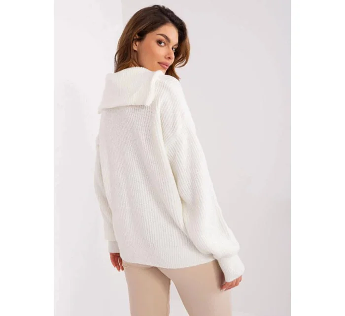 Dámsky sveter s rolákom vo farbe ecru (0374)