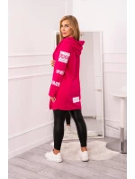 Fuchsiový plášť s nápismi