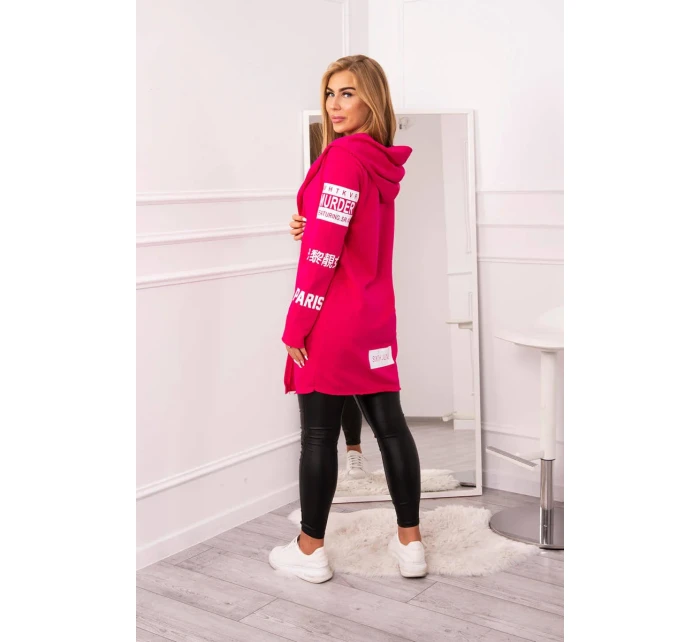 Fuchsiový plášť s nápismi