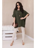 Blúzka nadrozmernej veľkosti s khaki príveskom