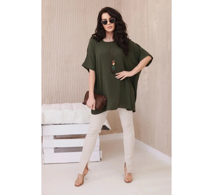 Blúzka nadrozmernej veľkosti s khaki príveskom